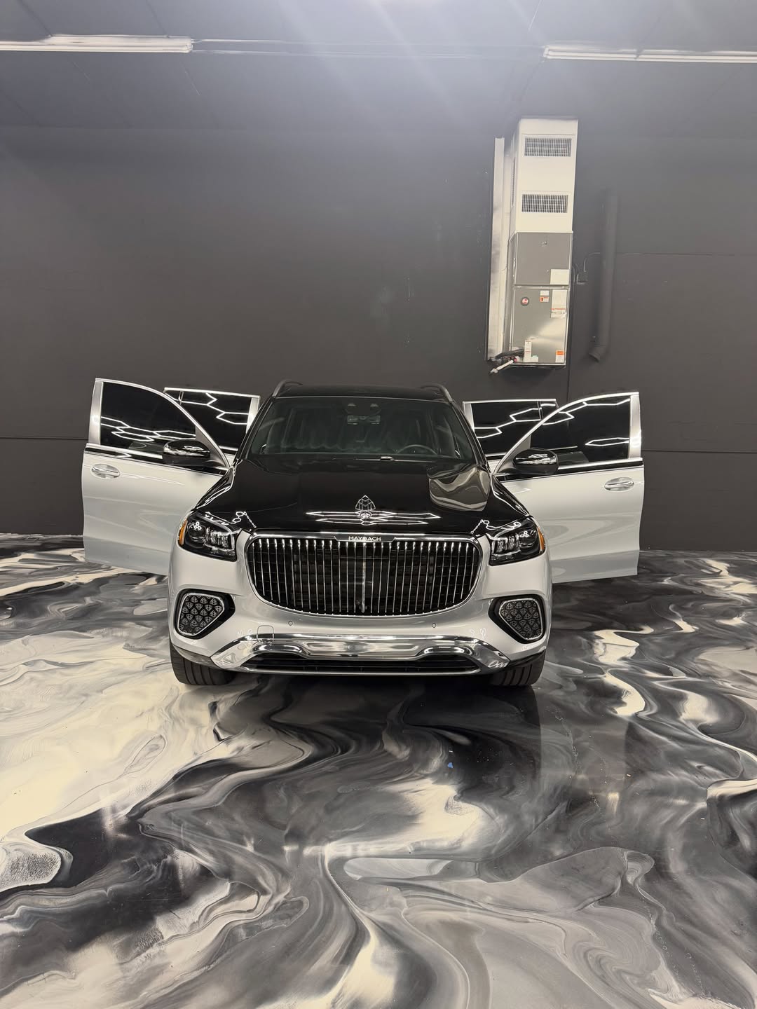 2025 MERCEDES-MAYBACH GLS 600 (First-Class Lounge Spec)